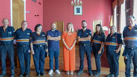 Los 11 efectivos de Protecci&oacute;n Civil que se desplazaron a colaborar en las labores de extinci&oacute;n del siniestro fueron recibidos por la alcaldesa y por el concejal de Seguridad, Francisco Jos&eacute; Barato.