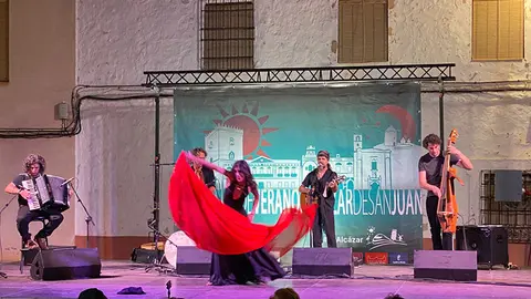 Es un grupo de italianos muy heterog&eacute;neo que se han encontrado en Espa&ntilde;a, en Madrid, explicaba Marta Grazia, bailarina del grupo, que revelaba que cada uno tiene su recorrido como m&uacute;sico, pero la tarantela les ha unido y ha hecho que se encontraran e iniciaran un camino juntos.