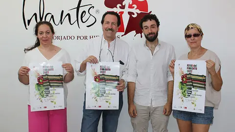 El cartel tiene como elemento principal los pimientos, acompa&ntilde;ados por una tela tradicional manchega que representa la tradici&oacute;n y el folclore.