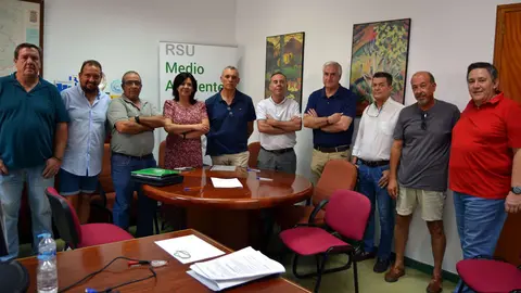 Foto de todos los firmantes y asistentes al acto.