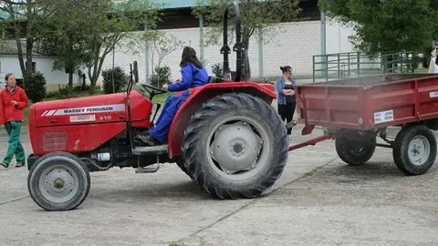 Mujer conduciendo un tractor.