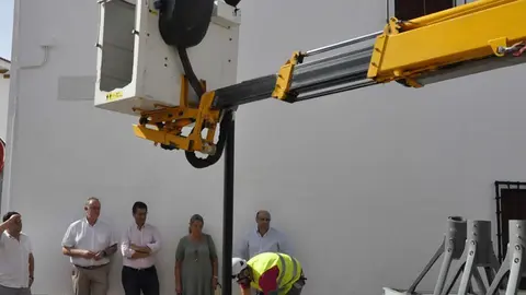 Caballero supervisa la sustituci&oacute;n de luminarias en Carri&oacute;n de Calatrava.