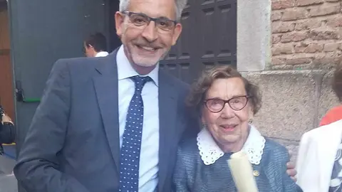 En reconocimiento a su trayectoria, el Ayuntamiento la reconoci&oacute; como Hija Predilecta de Valdepe&ntilde;as en 1995 y le concedi&oacute; la Medalla de Oro de la Ciudad en 2015.
