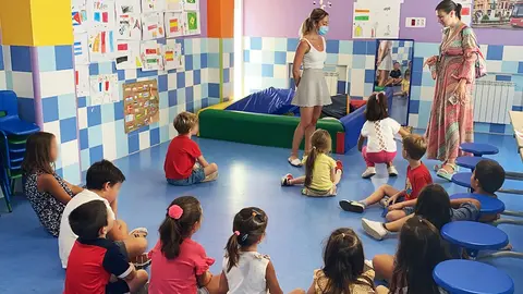 La edil Virginia L&oacute;pez, saludando a participantes en el turno de agosto