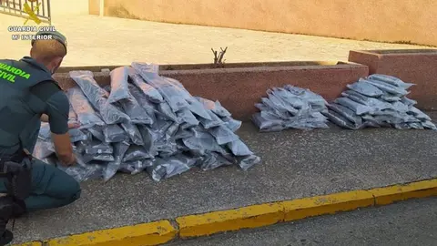 Durante la realizaci&oacute;n de este dispositivo se procedi&oacute; por parte de la Guardia Civil a realizar un control de veh&iacute;culos y personas en la autov&iacute;a A-4, dentro del t&eacute;rmino de Almuradiel (Ciudad Real), donde fue interceptado este veh&iacute;culo.
