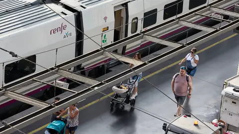 EuropaPress_4612265_varias_personas_anden_ave_estacion_puerta_atocha_agosto_2022_madrid_espana