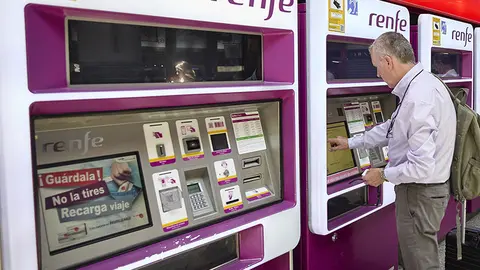 Una persona en una de las m&aacute;quinas de venta de billetes.