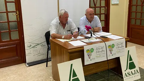 El presidente local y regional de la organizaci&oacute;n agraria, Fernando Villena, y el secretario general de ASAJA Ciudad Real, Florencio Rodr&iacute;guez.