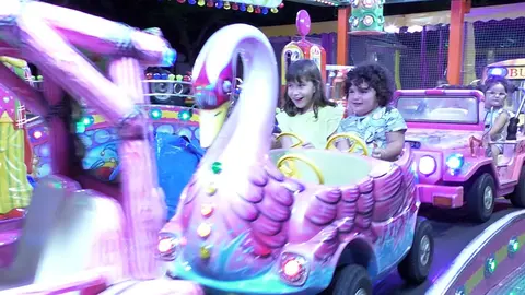 Todos los d&iacute;as de fiesta hasta el 28 de agosto, las atracciones apagan la m&uacute;sica y ruido propio de la Feria, as&iacute; como se intentan mitigar las luces estridentes, entre las 21:00 y las 22:30 horas.