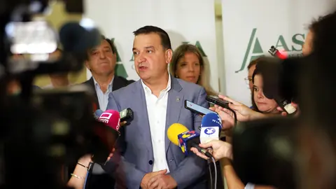 EuropaPress_4644167_consejero_agricultura_francisco_martinez_arroyo_tomelloso