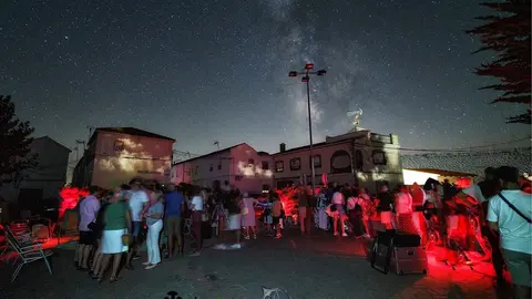 EuropaPress_4645384_fuencaliente_ciudad_real_apaga_todo_alumbrado_poder_observar_estrellas