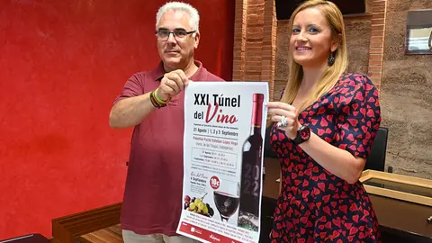La teniente de alcalde de Cultura y Festejos, Vanessa Irla y el presidente de J&oacute;venes Amigos del Vino, Felipe Rojo.
