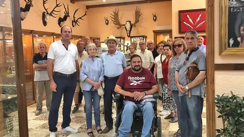 Posado de participantes en la visita a Manufacturas Muela, en la zona de museo