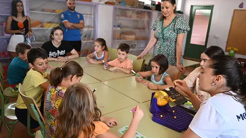 La concejala de Servicios Sociales, Mar&iacute;a del Mar Marqu&eacute;s, ha visitado en el colegio Luis Palacios esta escuela estival.