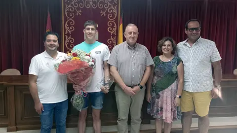 El alcalde de la localidad, Dionisio Moreno, y el vicepresidente de la Diputaci&oacute;n Provincial y responsable del &aacute;rea de Deportes de la instituci&oacute;n, David Triguero, fueron los encargados de homenajear a este joven deportista de la localidad, que estuvo acompa&ntilde;ado por sus familiares y amigos.