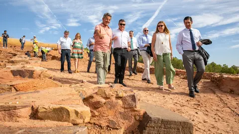 EuropaPress_4654648_presidente_castilla_la_mancha_emiliano_garcia_page_visita_yacimiento_cerro