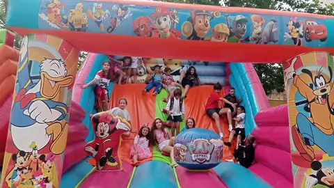Algunos de los menores, disfrutando de un hinchable