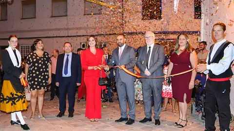 Momento del corte de cinta inaugural