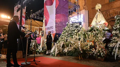 El alcalde de Valdepe&ntilde;as, Jes&uacute;s Mart&iacute;n, en la ofrenda a la patrona.