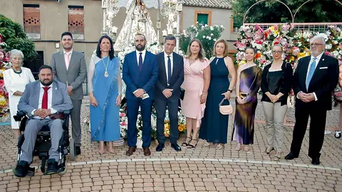 Posado de autoridades junto a Nuestra Se&ntilde;ora del Socorro