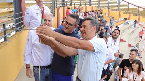 Momento del encendido del primer chupinazo taurino que oye Almod&oacute;var desde 2019
