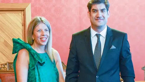 EuropaPress_4686019_alcaldesa_tomelloso_inmaculada_jimenez_felicita_manuel_fuentes_premio