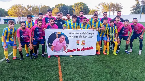 Ambos equipos posaron con una pancarta en recuerdo a Juanma Dom&iacute;nguez