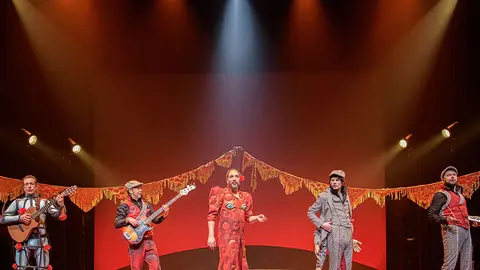 &lsquo;Villa y Marte&rsquo; es la reinvenci&oacute;n del g&eacute;nero chico en clave ronlalera, con humor, m&uacute;sica en directo, teatro... y chotis para recrear la corriente festiva, carnavalesca y cr&iacute;tica de los teatros madrile&ntilde;os a finales del siglo XIX y principios del XX.