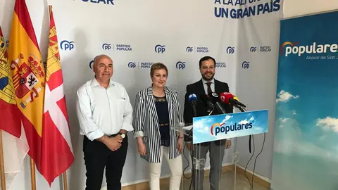 FOTO RP SONIA GONZ&Aacute;LEZ EN ALC&Aacute;ZAR CON PTE LOCAL Y PORTAVOZ AYTO