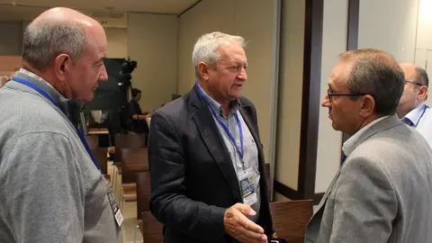 &Aacute;ngel Villafranca, Juan Miguel del Real y Julio Bacete charlan tras las jornadas