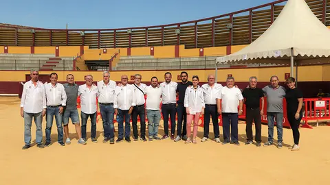 Posado de directivos del club, junto a autoridades municipales y cocineros