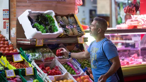 EuropaPress_4680979_hombre_comprando_mercado_abastos_triana_13_septiembre_2022_sevilla