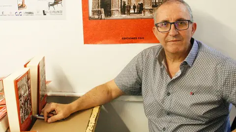 Ismael Mansilla Mu&ntilde;oz durante la firma de ejemplares de su novela Estirpe de titanes
