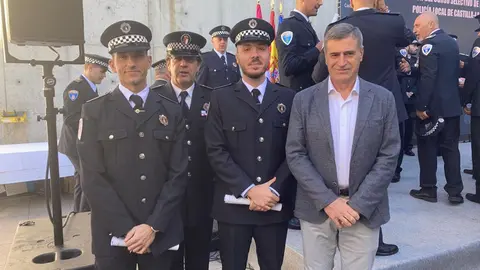 Los dos nuevos agentes, en compa&ntilde;&iacute;a del concejal de Tr&aacute;fico y del jefe de la Polic&iacute;a Local