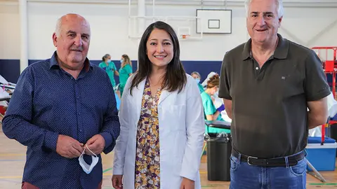 &Aacute;ngel Morena, Natalia Espinosa y Jos&eacute; Lozano, durante las extracciones de oto&ntilde;o