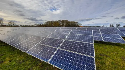 EuropaPress_4717095_plantas_solares_fotovoltaicas
