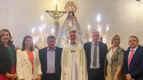 Posado de autoridades junto a la Virgen del Rosario