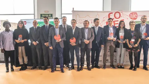 Foto familia premiados y autoridades