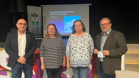 Las ponentes junto  al alcalde y el profesor tambi&eacute;n de  la UCLM Antonio de Juan