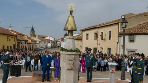 El emotivo acto organizado por los Guardias Civiles Hijos de Villahermosa cont&oacute; con la presencia de decenas de guardias civiles y poblaci&oacute;n civil y con la presencia del Teniente Coronel Jefe de la Comandancia de Ciudad Real, Juan Antonio Valle; la subdelegada del Gobierno en Ciudad Real, Mar&iacute;a de los &Aacute;ngeles Herreros y el alcalde de la localidad, &Aacute;ngel Cano