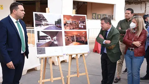 El presidente de C-LM, Emiliano Garc&iacute;a-Page, visitando las obras de reforma de la estaci&oacute;n de autobuses de Tomelloso.