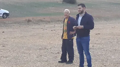 concejal visitando terrenos con integrante de Plataforma