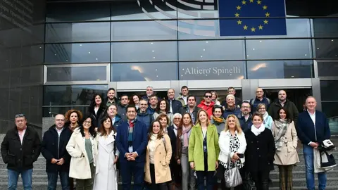 Imagen de Caballero y Maestre junto a los alcaldes y portavoces de poblaciones pequenas