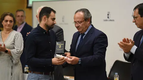 Jos&eacute; Miguel Fern&aacute;ndez, recibiendo la medalla por la heroicidad de su padre de manos del consejero