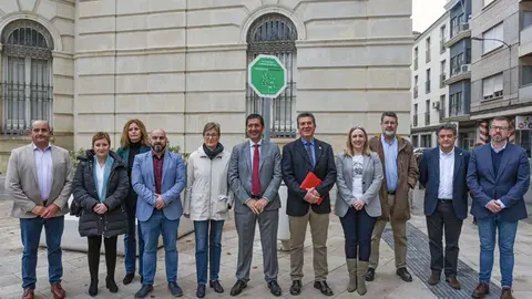 El presidente de la Diputaci&oacute;n de Ciudad Real, Jos&eacute; Manuel Caballero, junto a los miembros de la AECC durante la colocaci&oacute;n de la placa que promueve la creaci&oacute;n de espacios sin humo.