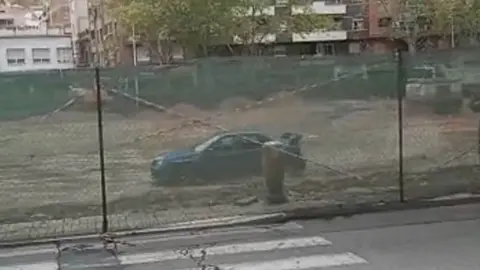 Imagen del coche que se dedicaba a hacer trompos en las obras del paseo del Bosque de Puertollano.