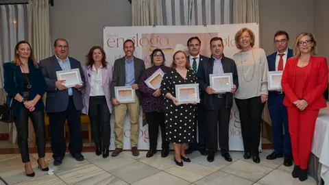 Entrega de reconocimientos de En&oacute;logos