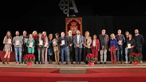 Fotograf&iacute;a de familia de personas reconocidas y autoridades.