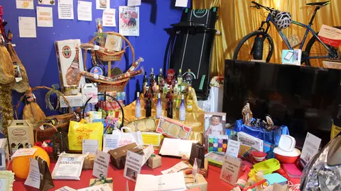 La Cesta de Navidad ya se encuentra expuesta en la Plaza de Espa&ntilde;a, en uno de los locales del Mercado de Abastos.