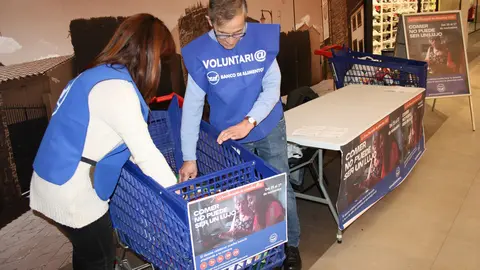 Gran REcogida, voluntarios colocando alimentos